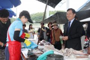 최유철 군수, 전통시장 찾아 장보기 동참… 상인들과 소통하며 전통시장 활성화 앞장