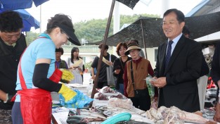 최유철 군수, 전통시장 찾아 장보기 동참… 상인들과 소통하며 전통시장 활성화 앞장