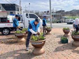 의성군 봉양면 주민자치회, 봄꽃 식재로 거리 환경 정비