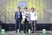 문경시, 홍보이끈 가수 박서진에 명예시민증 수여
