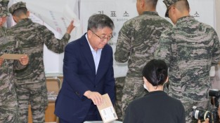 장상길 포항시장 권한대행, 제9회 지방선거 사전투표 첫날 투표 완료