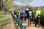 경주시, 제3회 선덕여왕길 왕벚꽃 맨발행사 성황리에 마쳐