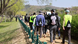 경주시, 제3회 선덕여왕길 왕벚꽃 맨발행사 성황리에 마쳐