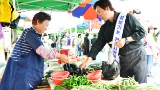 조현일 시장, 당선 후 첫 민생행보로 ‘전통시장 장보기’