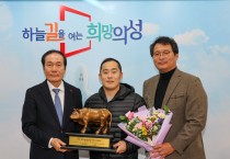의성군청씨름단 윤필재, 문경오미자장사씨름대회 태백장사 등극