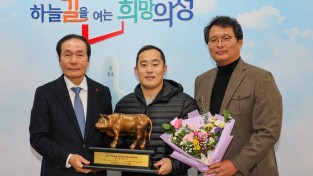 의성군청씨름단 윤필재, 문경오미자장사씨름대회 태백장사 등극