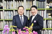 대한명인 이창호 『이순신 리더십』 저자, 울산 우리버스(주) 방문… 이은습 전무이사와 지역발전·리더십 담소