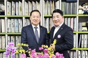 대한명인 이창호 『이순신 리더십』 저자, 울산 우리버스(주) 방문… 이은습 전무이사와 지역발전·리더십 담소
