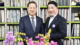 대한명인 이창호 『이순신 리더십』 저자, 울산 우리버스(주) 방문… 이은습 전무이사와 지역발전·리더십 담소