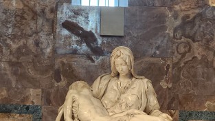 모든 길은 로마로 우리버스(주) 이은습 전무이사 로마 가족여행 중 피에타 감상