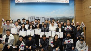 대한민국 국민으로 그듭태어난 국적증서 수여식후 기념촬영