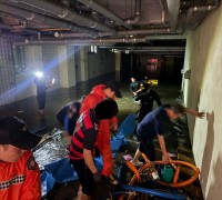 경남소방본부, 김해시 풍유동 종교시설 지하 주차장 침수 사고에 신속 대응