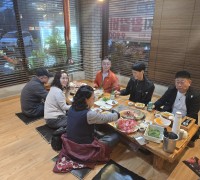 가을비도 막지 못한 반세기 우정”… 진해의 밤을 따뜻하게 물들이다