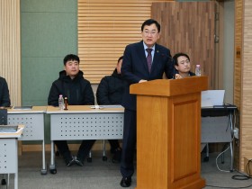 (추가)1.경북교육청, 새 학년 등굣길 안전 점검 및 초등학교 입학식 참석(안동영호초 등굣길 안전 캠페인...안동송현초 입학식서 신입생 새출발 축하)(안동영호초 등굣길 안전 캠페인 중인 임종식 교육감)_03.jpg